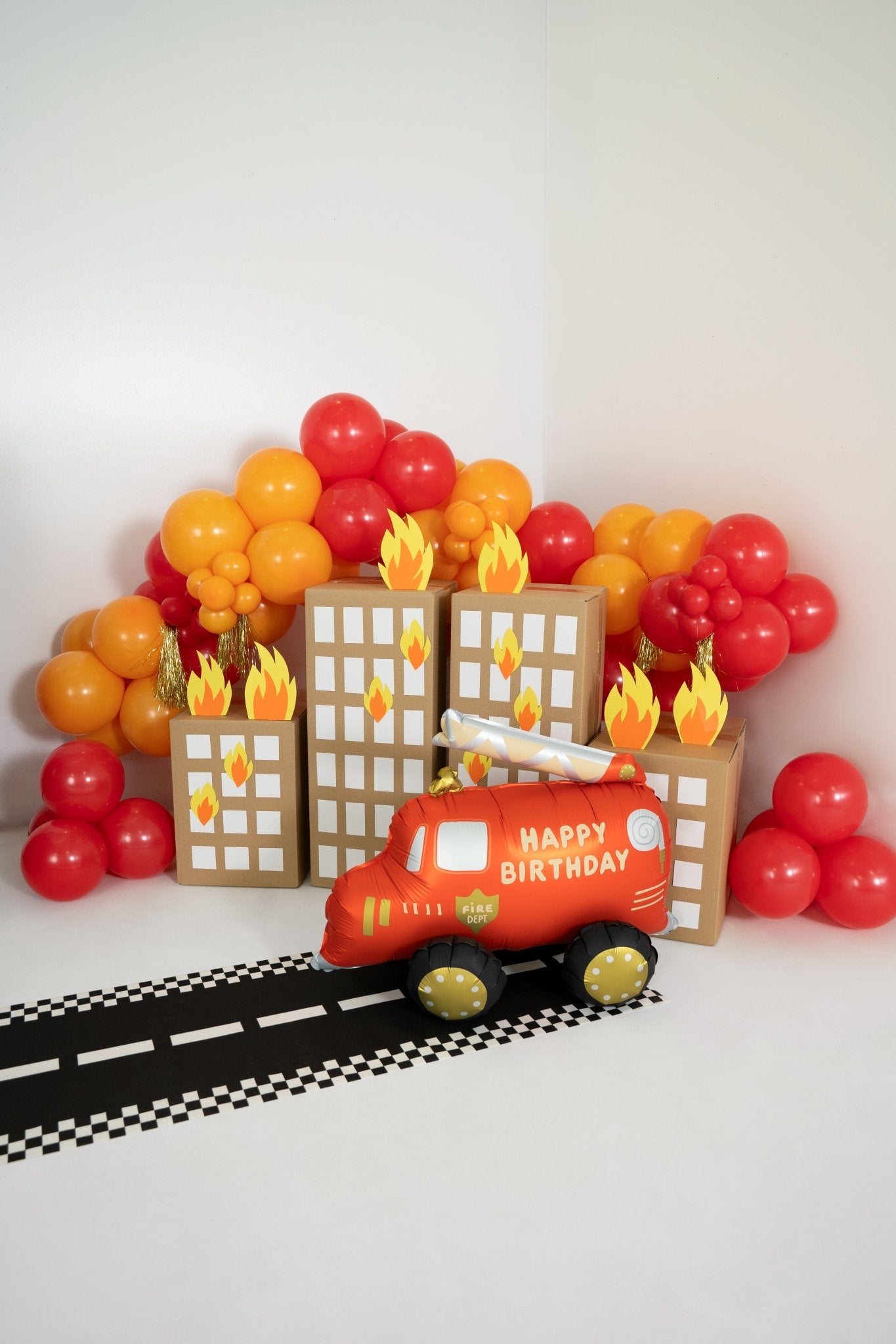 PartyDeco Stovintis folinis balionas „Gaisrinė mašina“, 67 x 53 cm - Uogų kopos