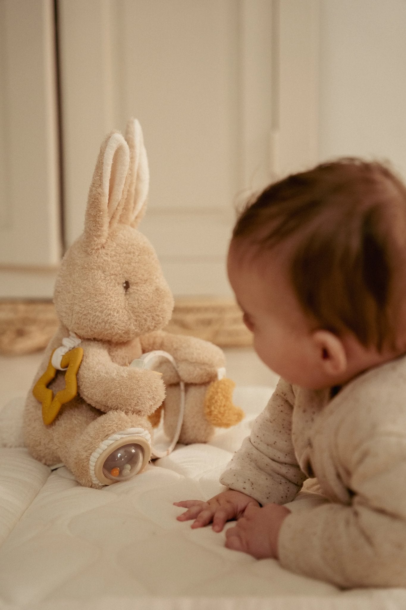 Little Dutch Veiklos žaislas „Baby Bunny“ - Uogų kopos